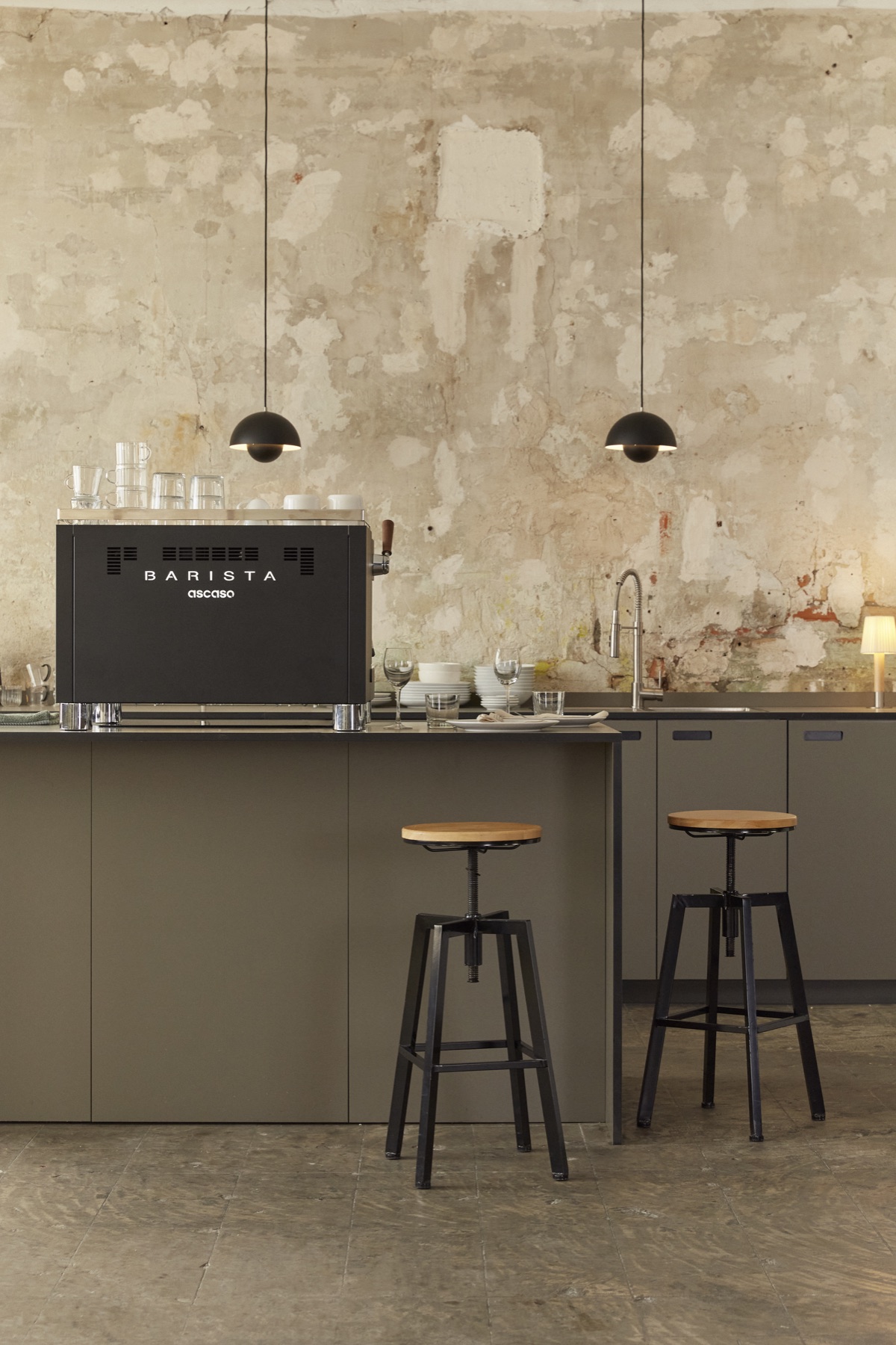 Modern bir kahve barında Ascaso Barista T espresso makinesi